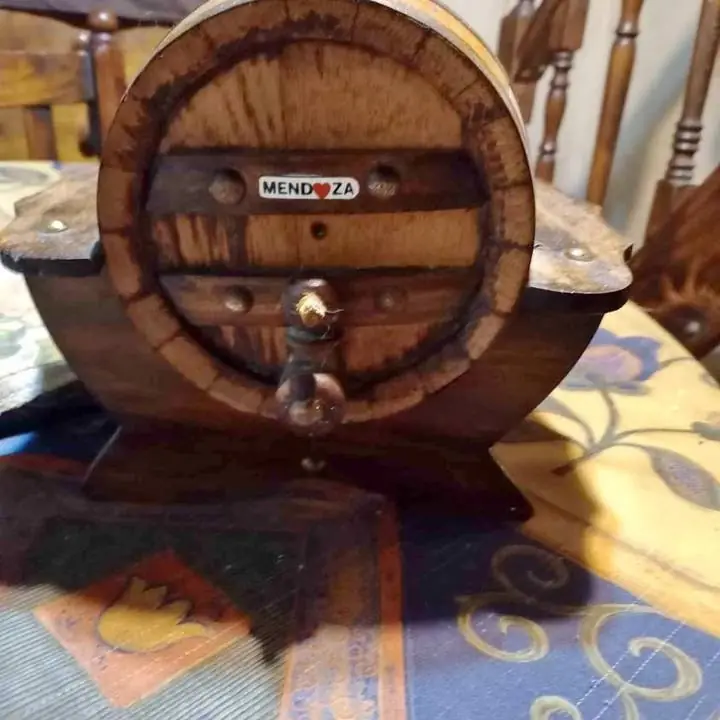 Miniatura de tonel vino mendocino ideal para coleccionistas 20 cm