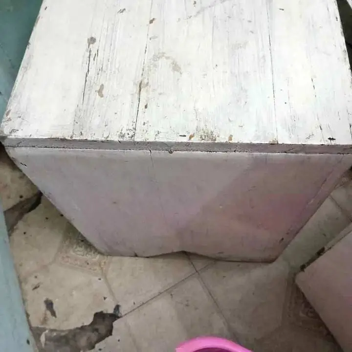 Mueble-asiento de 42x31 CM profundo y con capacidad para guardar.muchas cosas