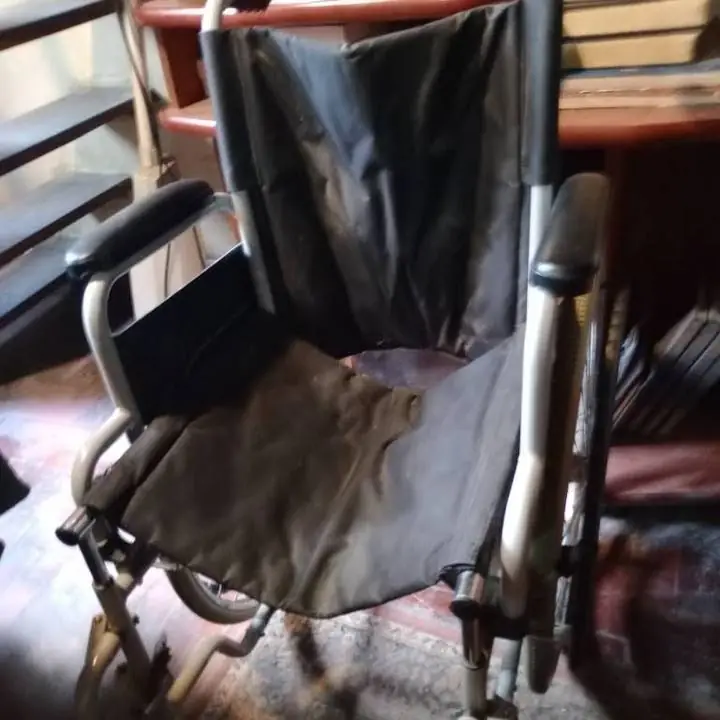 Silla de ruedas sin uso soporta hasta más de 100kg en perfecto. Estado