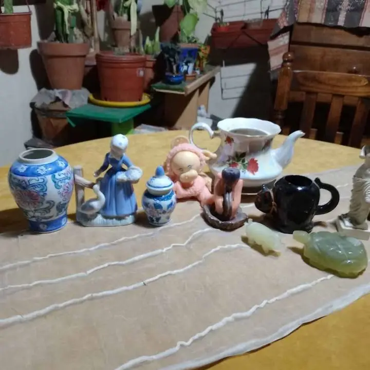 Se vende todo por mudanza porcelanas adornos yeso antigüedades