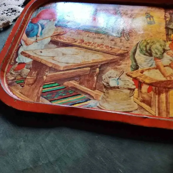 2 Bandejas de mesa una de ellas antigua...muy practicas