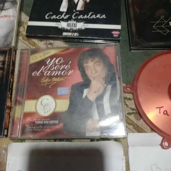 19 CD Musicales y de regalo un porta CD