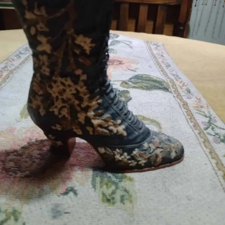 Bota cenicero toda labrada antigua