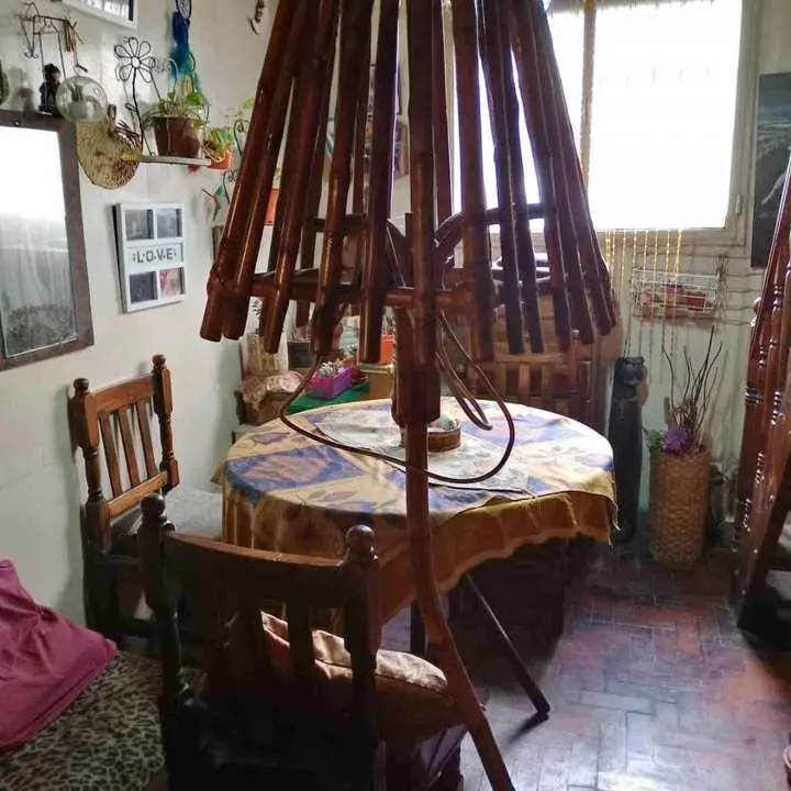 Lámpara de pie con mesita incluida de caña muy liviana para transportar de un lugar a otro