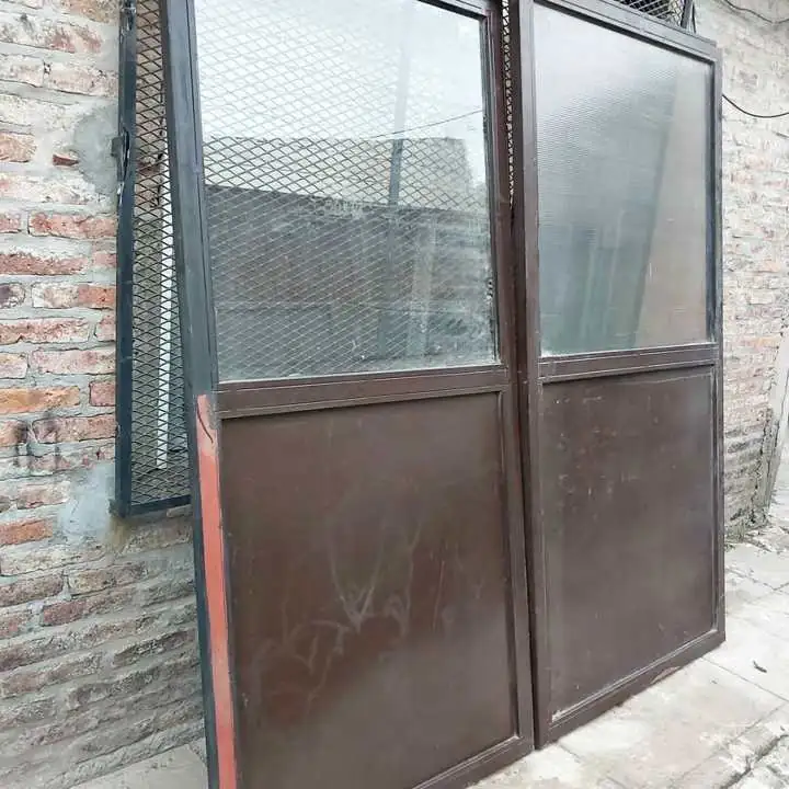 Vendo puerta porton de 2 mts de ancho y 2,05 de alto en perfecto estado