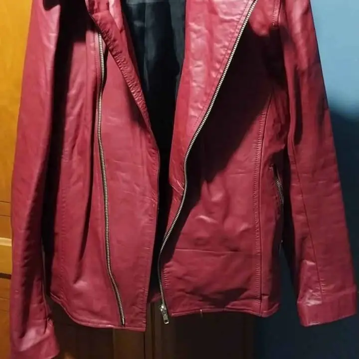 Vendo campera de cuero bordo nueva talle S