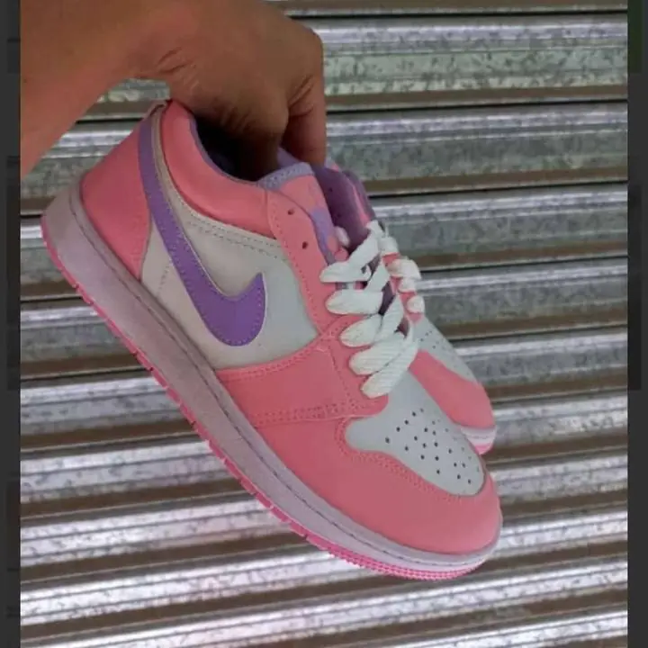 Hola gente estoy vendiendo zapatillas de mujer Nike, vans , gucci , Reebok , jordan ( en botitas)