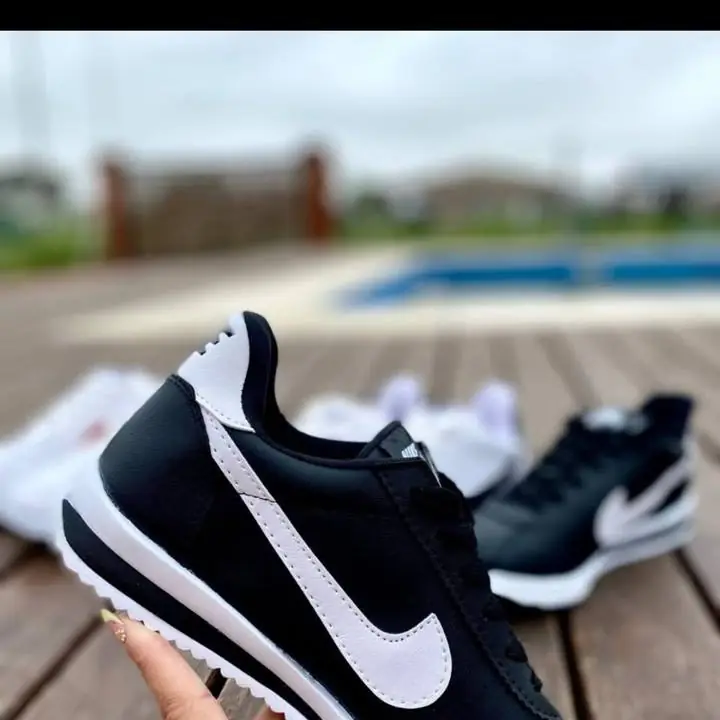 Hola gente , estoy vendiendo zapatillas nike cortez nuevas cualquier cosa , precio y talle al priva