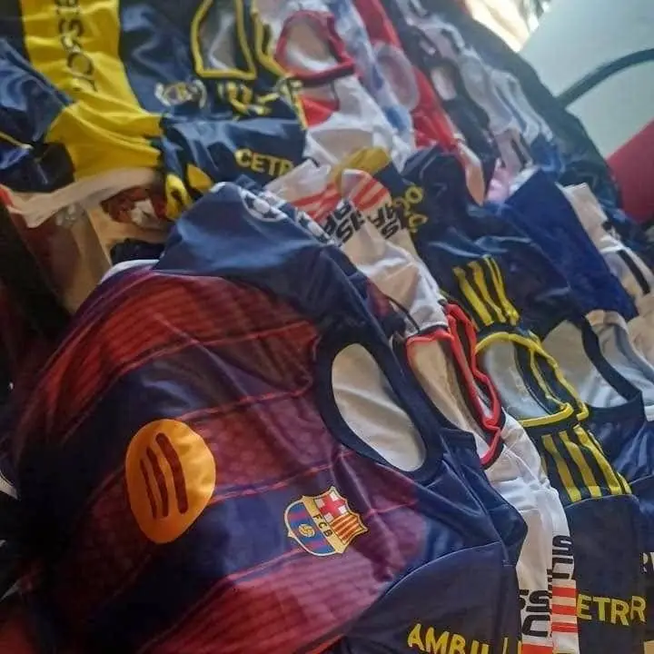 Fardo de camisetas de niños 100 unid