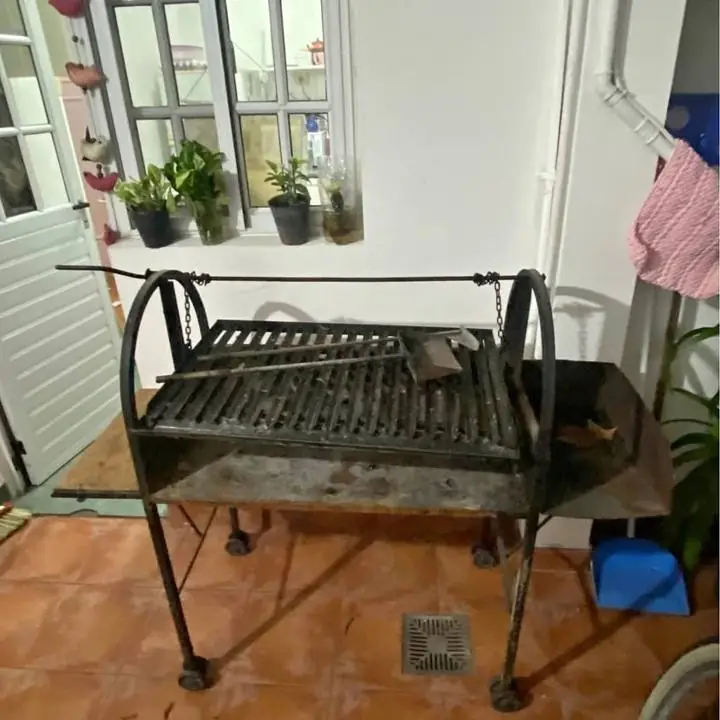 Parrilla con ruedas y fogonero