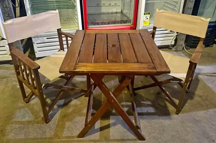 Mesa y sillas para bar