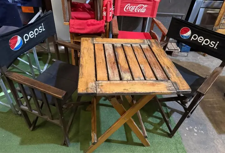 Mesa y sillas plegables