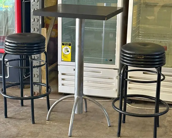 Mesa y sillas altas para bar