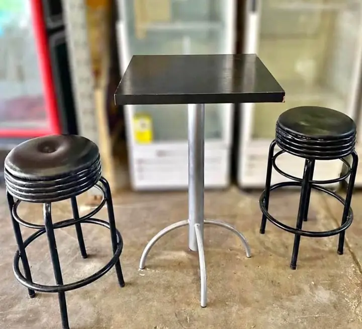 Mesa y butacas