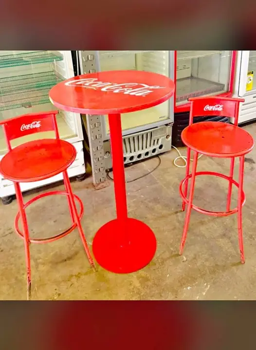 Mesa y sillas altas coca