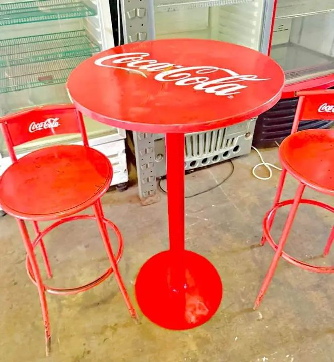 Juego de mesa y sillas altas