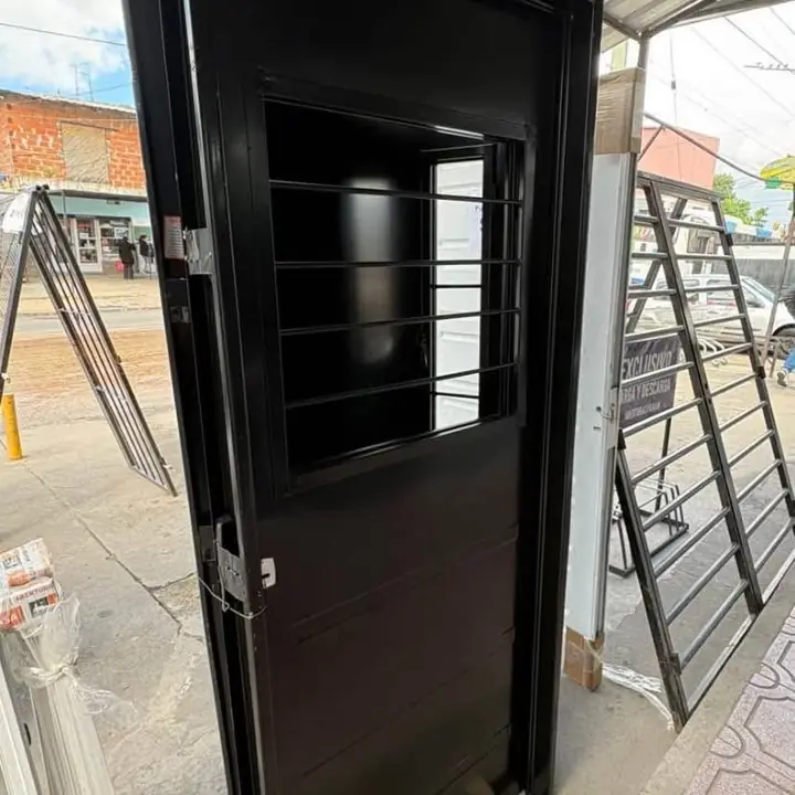 Puerta doble chapa inyectada negra con vidrio