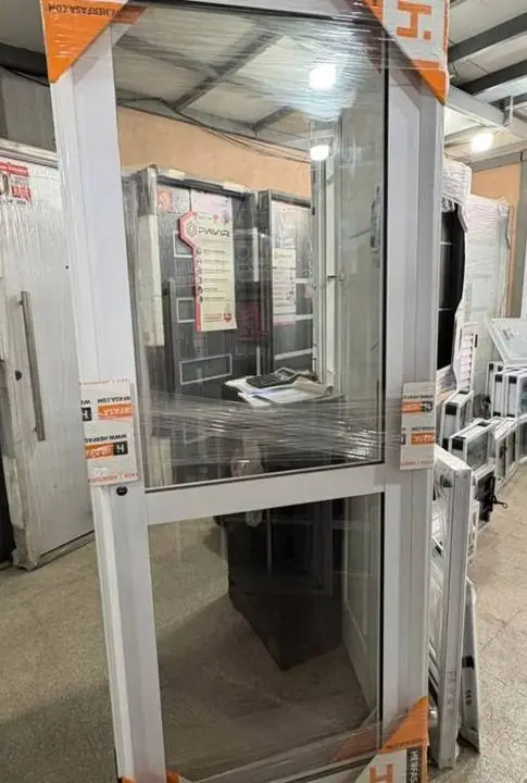 Puerta de aluminio con vidrio