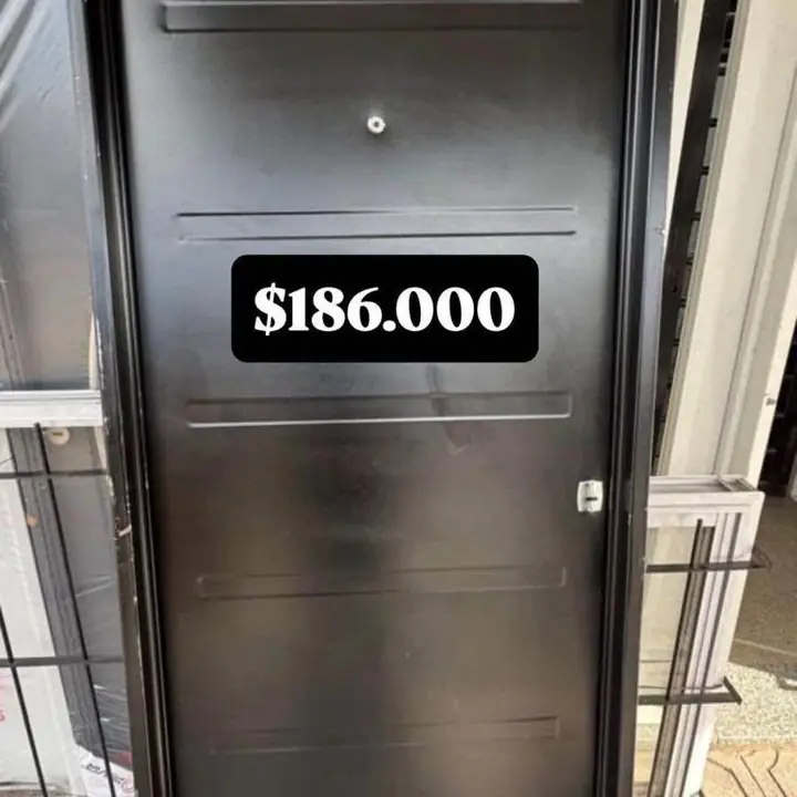 Puerta negra doble chapa inyectada