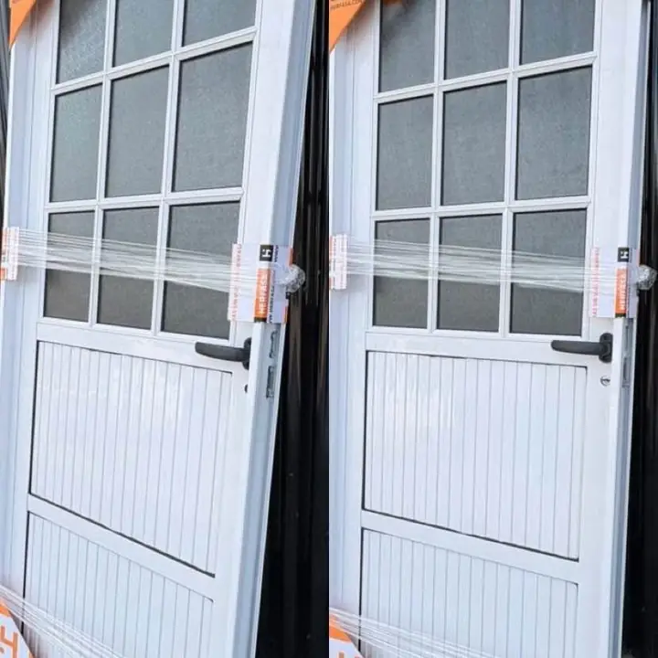 Puerta aluminio acanalada vidrio repartido blanca con picaporte 80x200