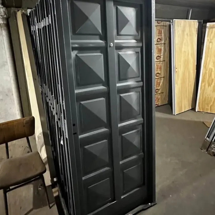 Puerta chapa simple negra