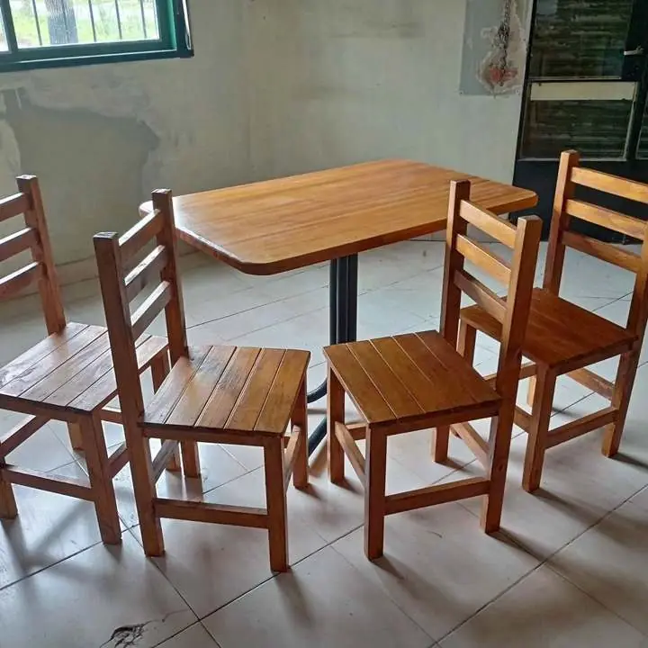 4 Sillas y mesa de 1,10
