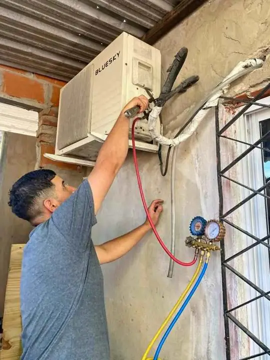 Se instalan aires acondicionados