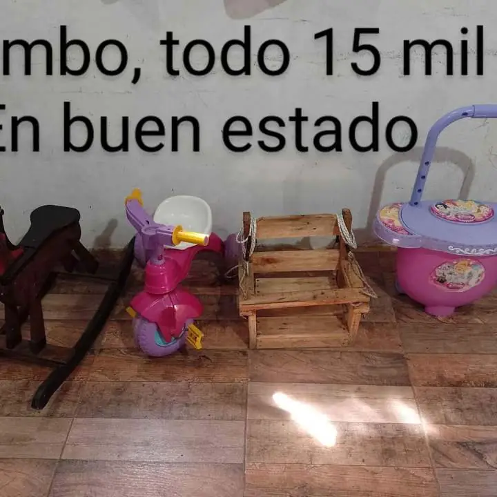 Caballito de madera, triciclo de plástico, amaca lista para colgar y valija de princesa de plástico