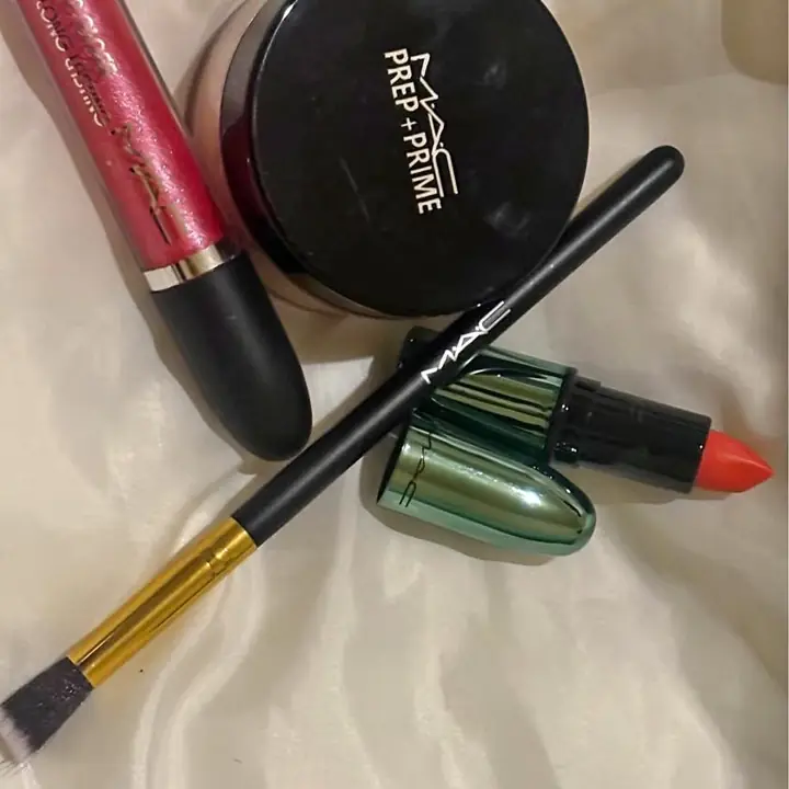 Polvo volátil sellador + labial mate barra + gloss + brocha de regalo