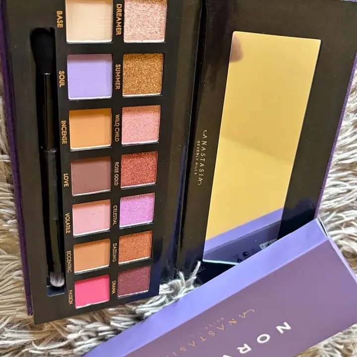 Paleta de Anastacia + rubor de Dior + gloss de kiko color a elección ! Envíos o entregas personales