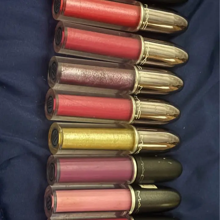 Labial nueva temporada gloss o mate promo 3 x 2 ! Pagas 2 llevas 3 el valor por unidad es el publica