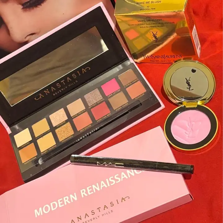 Paleta de Anastacia + rubor de Laurent número 42 y delineador fibra Mac