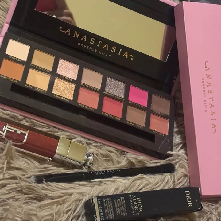 Paleta de Anastacia selladas + gloss addict de regalo