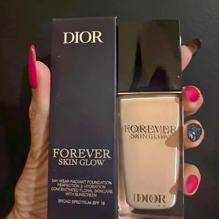 Base Forever 24 hs porcelana tono clara o medio !