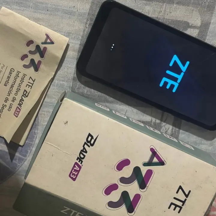Celular en caja completo libre 32 giga una fisura en la pantalla no erecta en nada