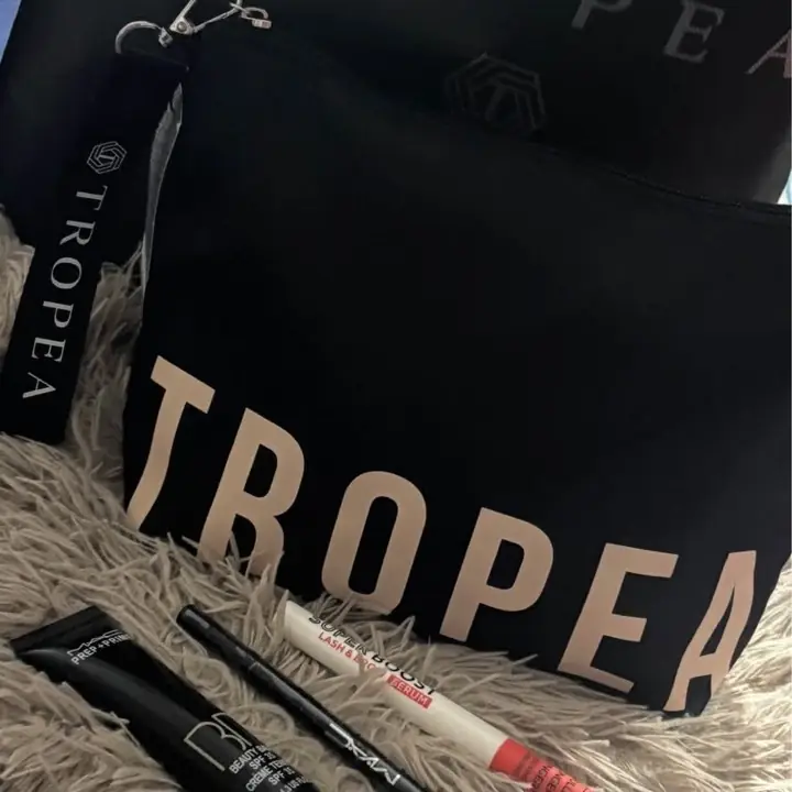 Sobre de mano tipo Nesecer + llavero de regalo original Tropea ! Más set de maquillajes