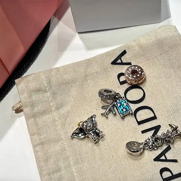 Charm Pandora en caja y bolsa original sellados uno 120,000 o dos por 198999$