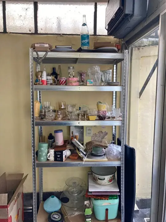 Estantería metálica y madera