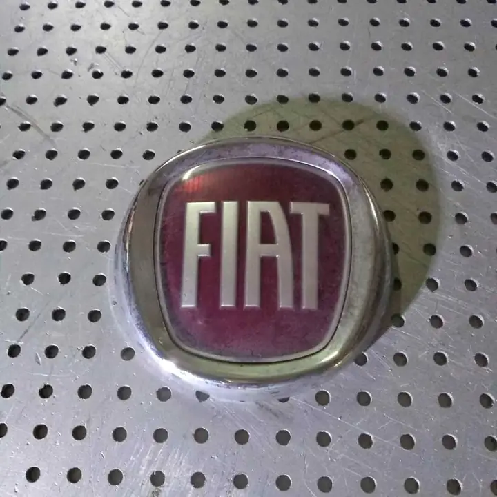 Insignia baúl Fiat original