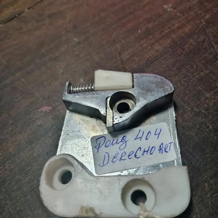 Peugeot 404 reten de puerta