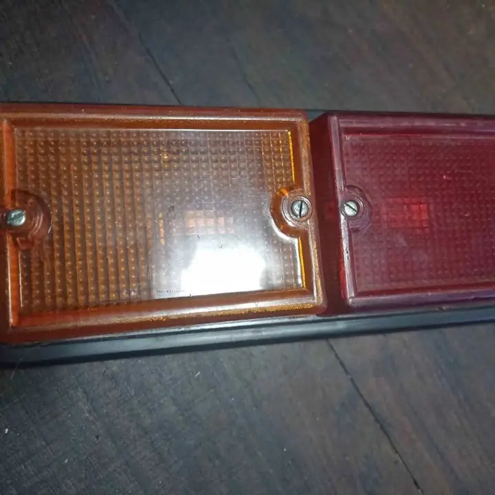 Faro trasero universal rectangular