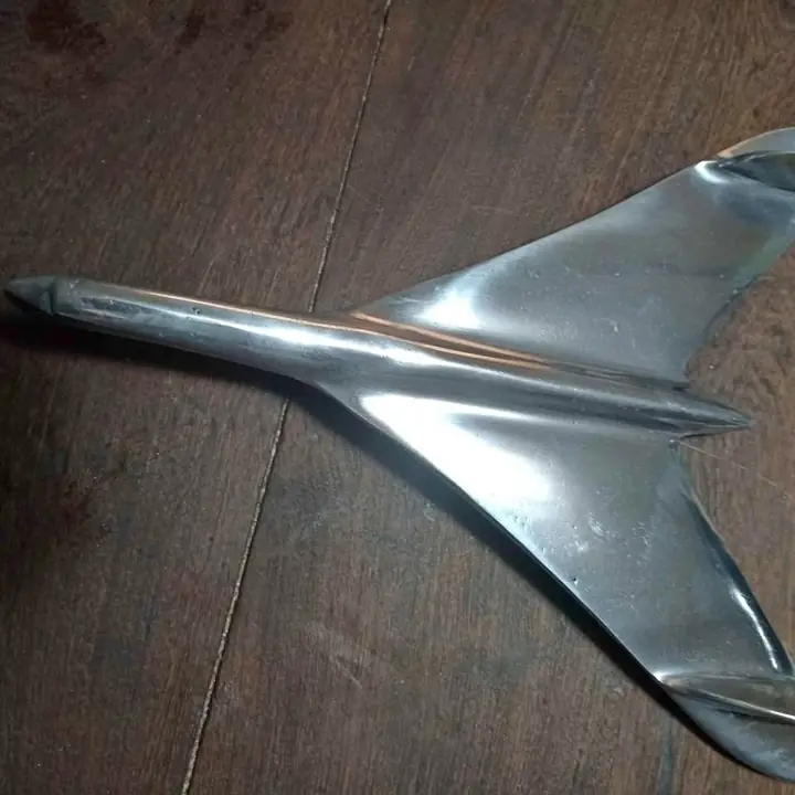 Incignia Chevrolet capó