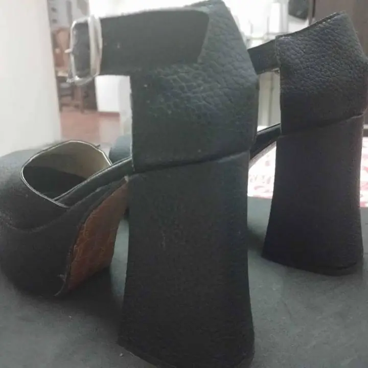 Sandalias y botas en buen estado (lanus este) 3000 $ c / u numero 37