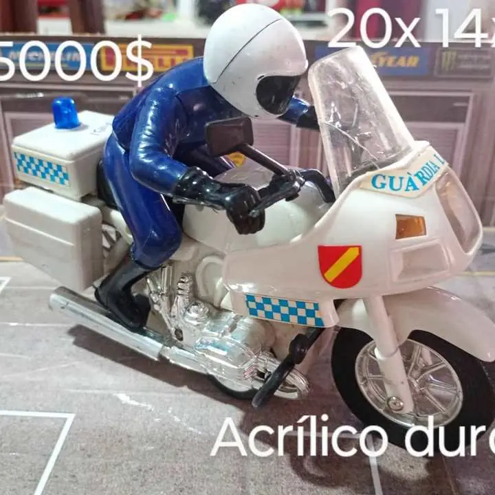 Moto d los 90 a fricción y pilas ( no tyene) Lanus este cel c reserva con seña