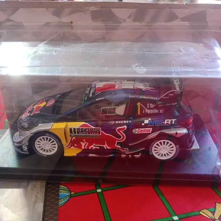 Autos esc 1/24 (2) Lanus este cel c reservan con seña 35000$c/u