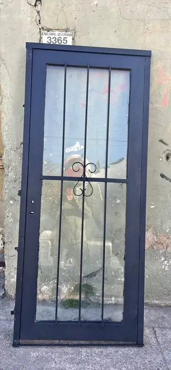 Puerta de hierro y vidrio