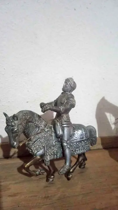 Caballo antiguo de peltre y bronce muy decorativo linda pieza de colección