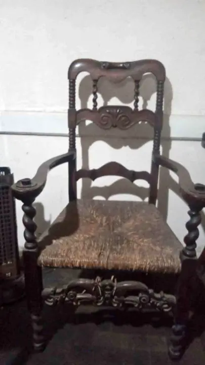 Antiguo sillón en buen estado