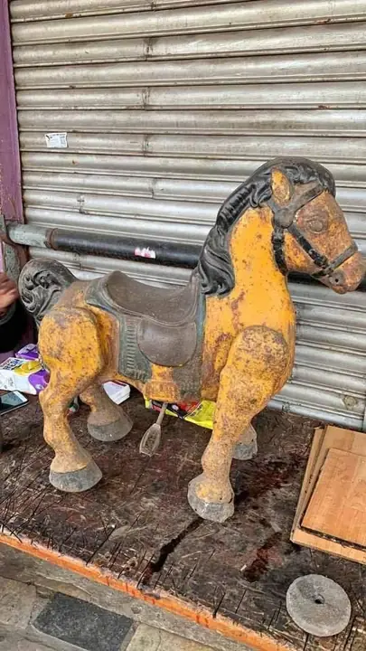 Caballo de chapa Inglés unico