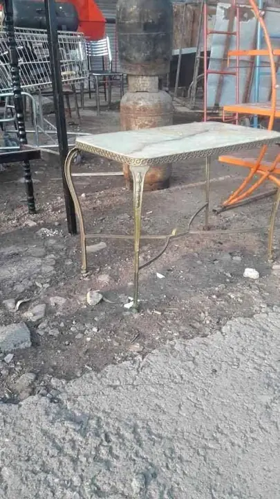 Mesita de bronce y marmol